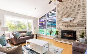 Unique Retreat With Private Patio, 4 King Beds And Bbq